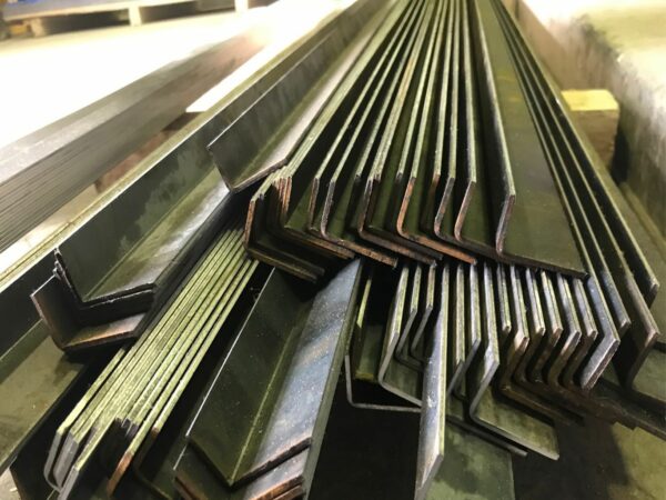 Конструкционный уголок неравнополочный криогенный горячекатаный 110 мм 70 мм 8 мм 12Х18Н10Т ГОСТ 8510-86