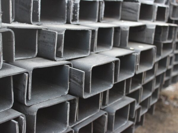 Стальной швеллер гнутый горячекатаный равнополочный 54 мм 54 мм 90 мм 5 мм Ст3пс ГОСТ 8278-83